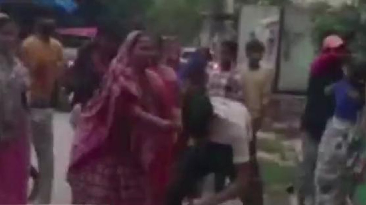 मैनपुरी: डीजे पर गाना बजाने को लेकर हुआ विवाद दबंगों ने युवक को पीटा वीडियो वायरल