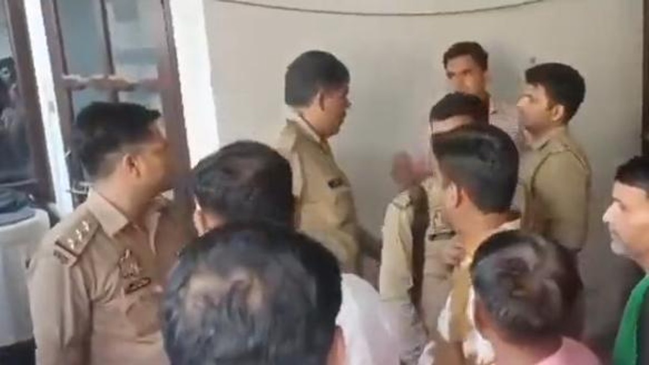 अमरोहा: भाई के घर आए युवक की चाकू से गोदकर हत्या, कमरे में पड़ा मिला खून से लथपथ शव