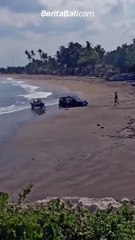 Satu unit mobil yang dikendarai WNA tersangkut di Pantai Sekeh, Kuta, Kamis (18/5).