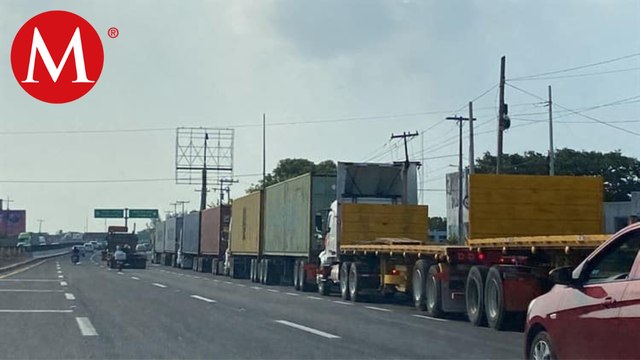 En Veracruz, traileros retiran el bloque que mantenían en el puerto de la entidad