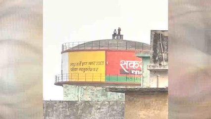 Viral Video: सैकड़ों फुट ऊंची पानी की टंकी पर चढ़े युवक, मशहूर होने के लिए उठाया ये खौफनाक कदम