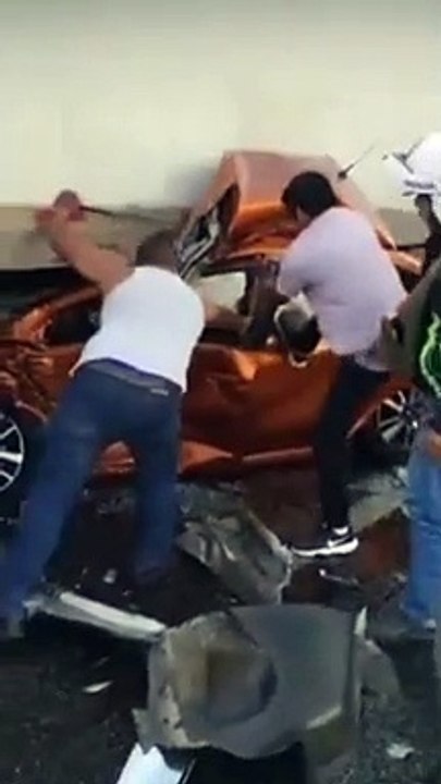 Sa voiture s'encastre sous un camion et il s'en sort miraculeusement indemne