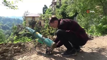 Rize'de kovanlara dadanan ayıları kaçırmak için bulduğu yöntemle şaşırttı