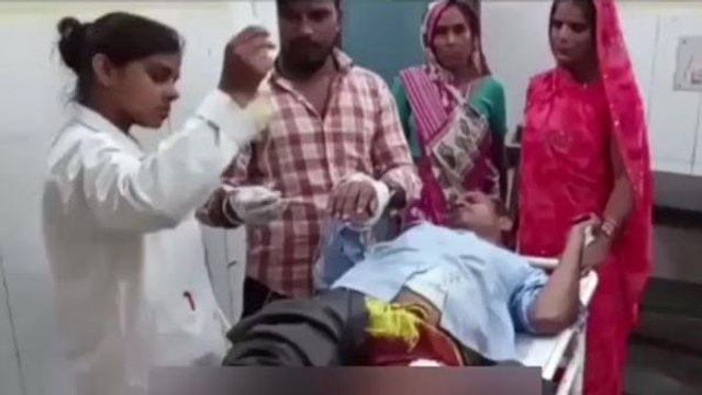 अलीगढ़: सवारियों से भरा ई रिक्शा पलटा, हादसे में कई लोग हुए घायल