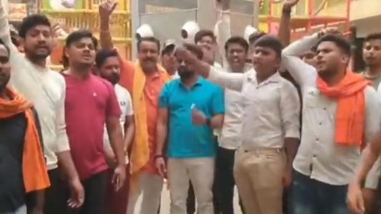 बुलंदशहर: हिंदू संगठनों ने सैकड़ों लोगों के साथ देखी "द केरला स्टोरी", किया लव जिहाद का विरोध