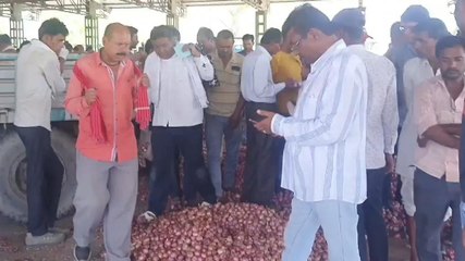 नीमच: किसानों को रुला रही प्याज की गिरती कीमत, महज 2 रुपये किलो में बिकी प्याज