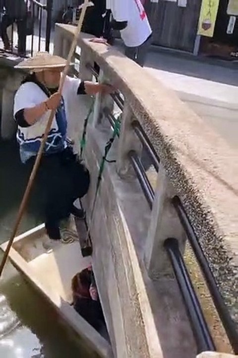 Japon : Un batelier quitte sa barque pour faire une blague à des touristes