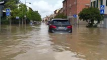 Lugo, l'auto sembra una barca: avanza a fatica nell'acqua