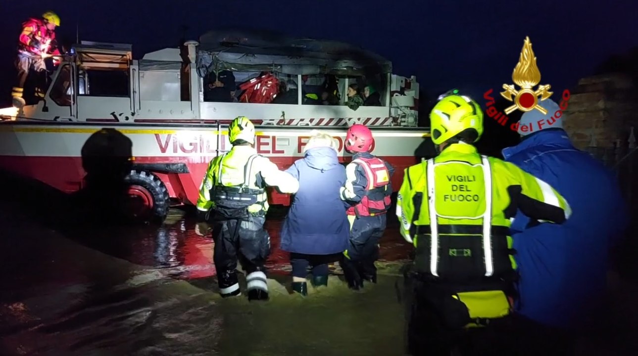 Maltempo Emilia Romagna, a Forlì salvataggio pe...