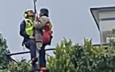Maltempo Emilia Romagna, persona soccorsa in elicottero (18.05.23)
