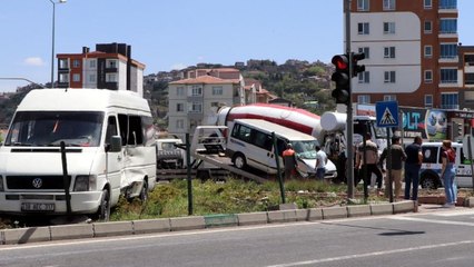 Minibüsler çarpıştı: 1’i ağır, çok sayıda yaralı