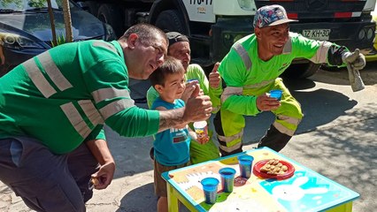 Boy Wants To Share His Snacks With Garbage Workers | Happily TV