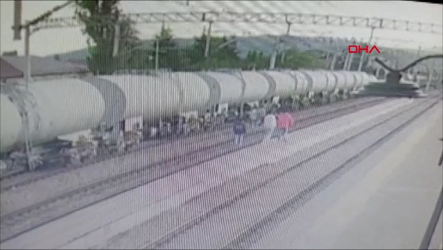 Vagon üzerinde selfie yaparken akıma kapıldı