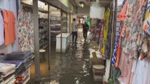 İzmir'de sağanak; tarihi Kemeraltı Çarşısı'nı su bastı