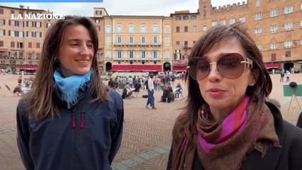 Siena come Montmartre: giovani artisti ritraggono i passanti in Piazza del Camp