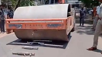 కరీంనగర్: బైక్ సైలెన్సర్లపై కొరడా.. రోడ్డు రోలర్ తో తొక్కించిన పోలీసులు..!