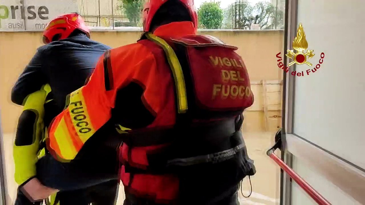 Alluvione Emilia Romagna, i vigili del fuoco in soccorso di una persona a Riccione