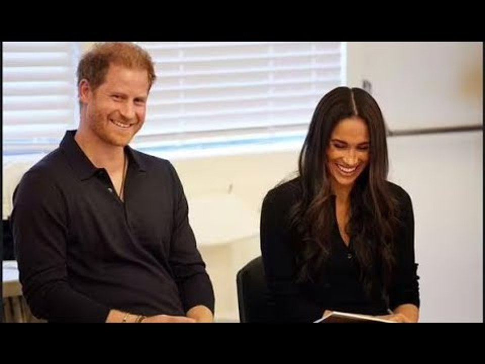 'Regal' Meghan est 'préparée avec soin et élégance' lors d'une sortie 'timide' après le couronnement