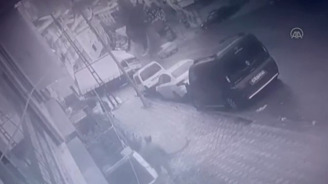 Kontrolden çıkan kamyon park halindeki aracın üzerine devrildi