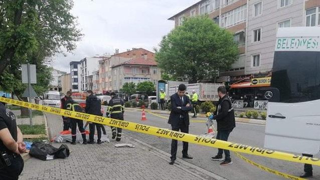 Anneanne ve torun tır çarpması sonucu hayatını kaybetti