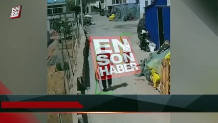 Kız çocuğunun zıplayarak yürümesini taklit eden yetişkin