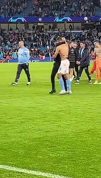 Pep Guardiola y Rodri Hernández se abrazan tras la victoria del Manchester City