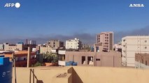 Sudan, continuano i combattimenti: colonne di fumo si levano in cielo a Khartoum