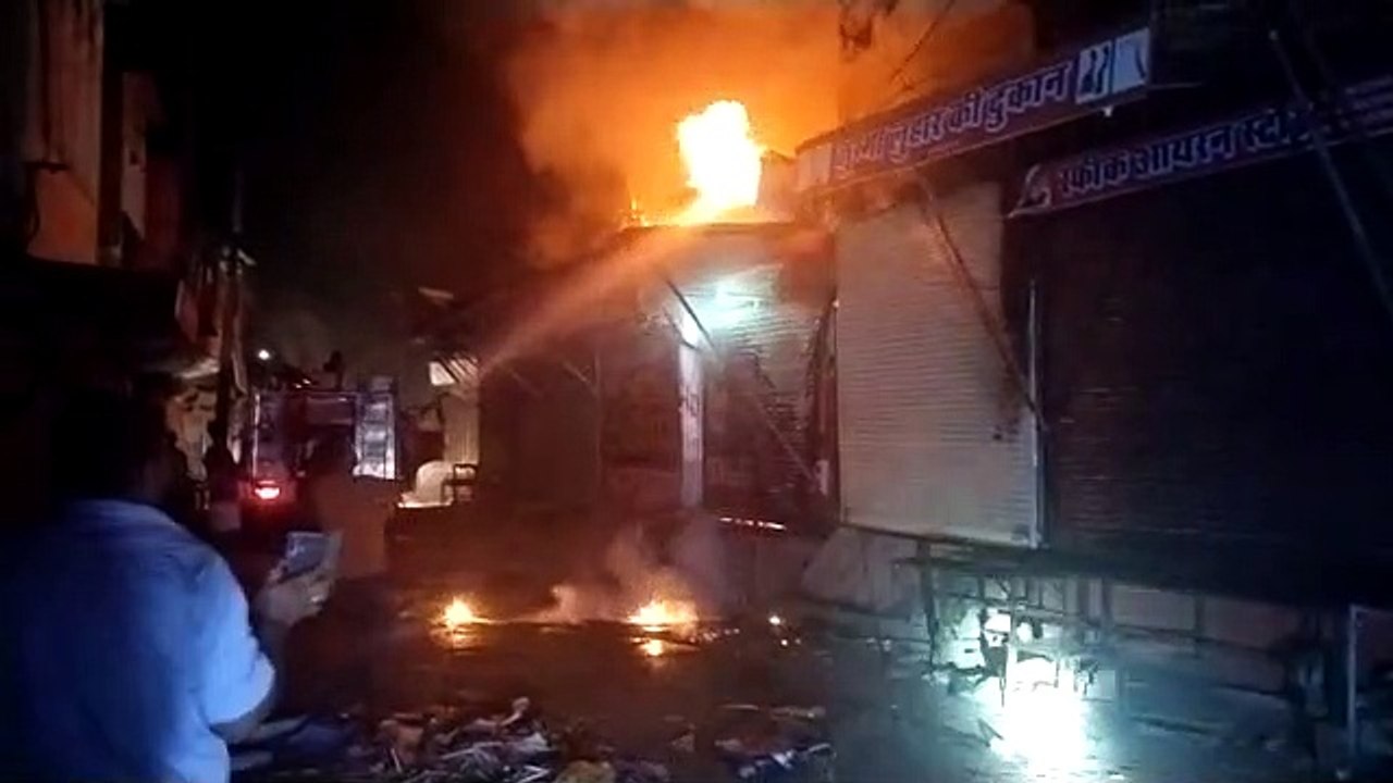 मुख्य बाजार में आधी रात को पांच दुकानों में लगी...