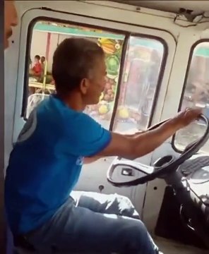 Il faut de très gros bras pour conduire ce camion...