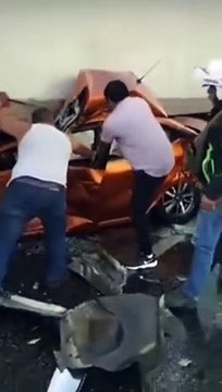 Sa voiture s'encastre sous un camion et il s'en sort par miracle sans une égratignure