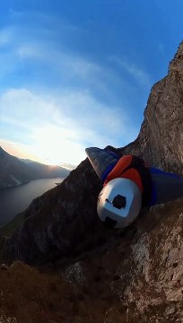Luca Giovanni in volo con la tuta alare sul lago di Como dai Piani dei Resinelli a Pradello