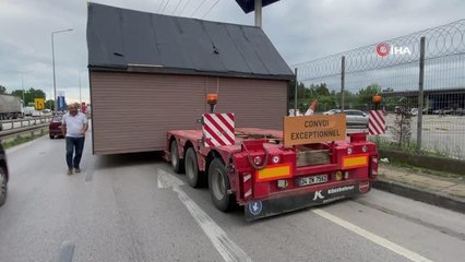 'Yürüyen ev' İzmit trafiğini altüst etti