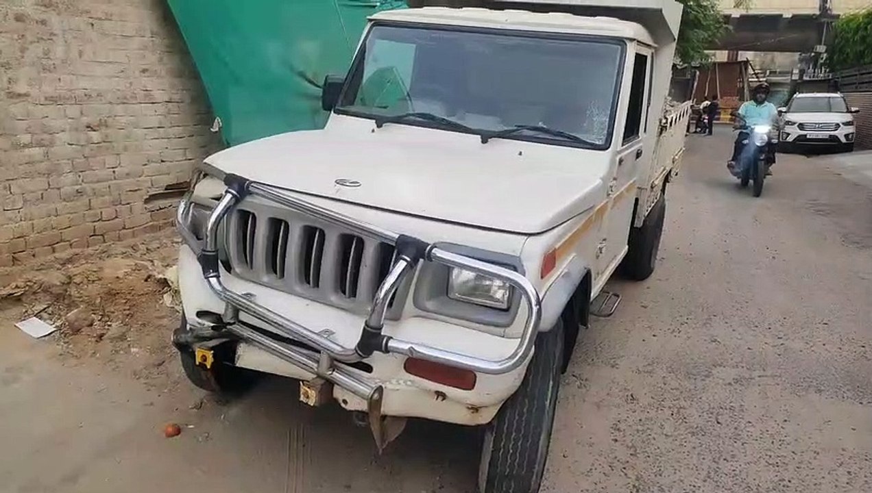 बेकाबू पिकअप ने कार सहित चार वाहनों को मारी टक्कर