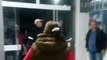 Homem apanha de cinto durante sessão de vereadores em cidade de SC; veja vídeo