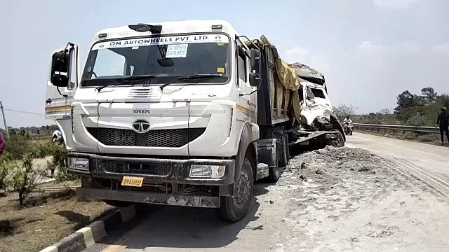 सड़क पर खड़ी बेतरकीब ट्रेलर से टकराई ट्रेलर.. चालक की मौत
