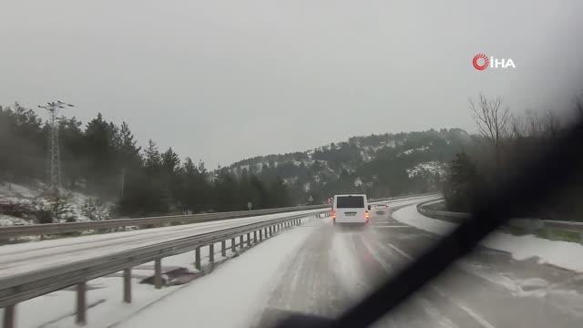 Kastamonu'da Dolu Yağışı Yolları Beyaza Bürüdü