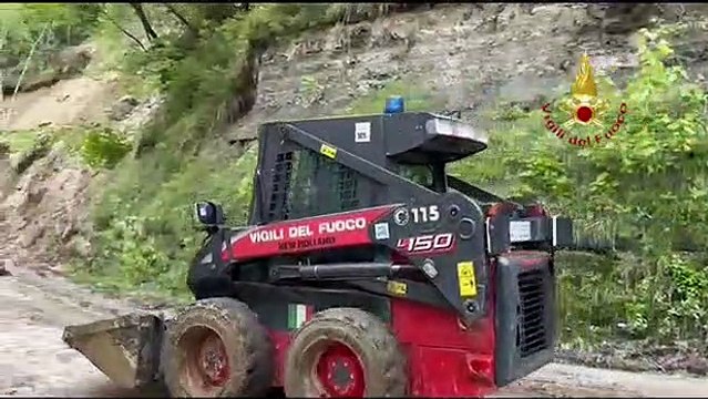 Maltempo, il volo sull'Alto Mugello con l'elicottero dei vigili del fuoco: frane e strade crollate