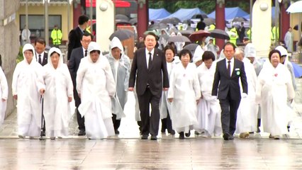 尹, 2년 연속 5·18 기념식 참석...'5월 어머니들'과 동반 입장 / YTN