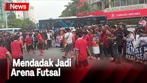 Bundaran HI Mendadak Jadi Arena Futsal Para Suporter Indonesia