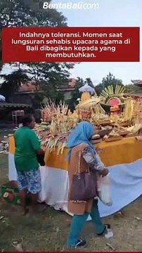 Indahnya toleransi. Momen saat lungsuran sehabis upacara agama di Bali dibagikan kepada yang membutuhkan.