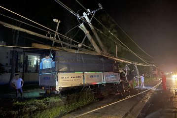 Xe tải tông gãy trụ điện trung thế, hàng ngàn hộ dân mất điện