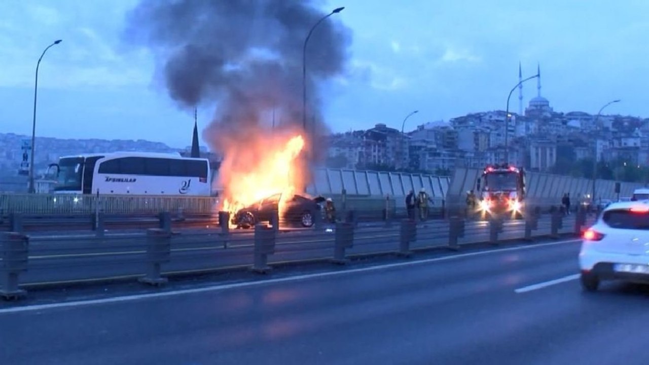 Haliç Köprüsü’nde çevreye çarpan araç alev aldı