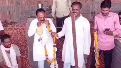 मंदसौर: प्याज के नहीं मिल रहे सही भाव, किसानों ने माला चढ़ाकर दी श्रद्धांजलि