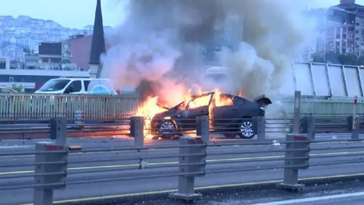 Haliç Köprüsü'nde kaza yapan otomobil alev alev yandı