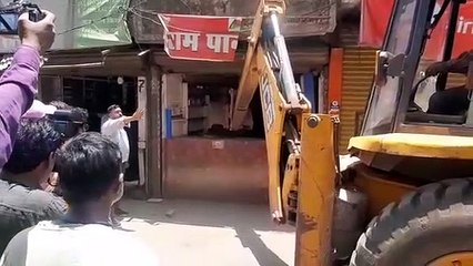व्यावसायिक कॉम्पलेक्स का जर्जर हिस्सा ढहाया