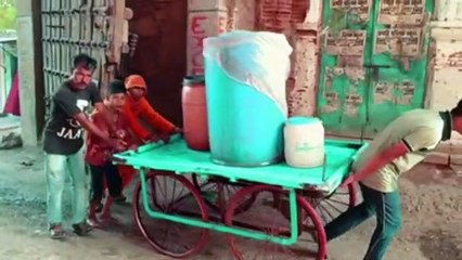 शहर में भीषण जल संकट, ठेलों से पानी ढो रहे लोग