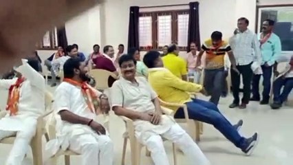 watch video- आखिर क्यों कुर्सी के पीछे भाग रहे विधायक, जिलाध्यक्ष