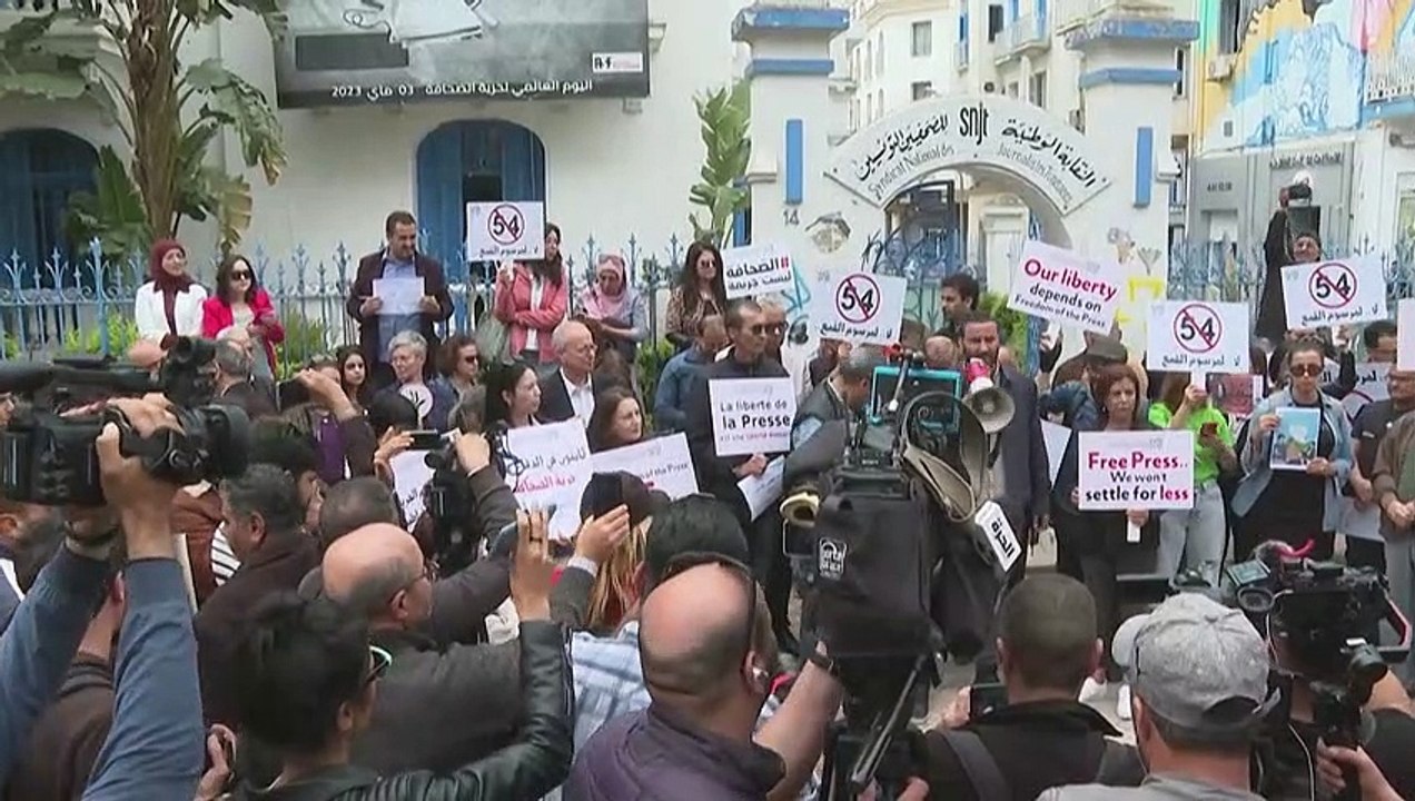 'Wir sind keine Terroristen': Journalist:innen protestieren in Tunis