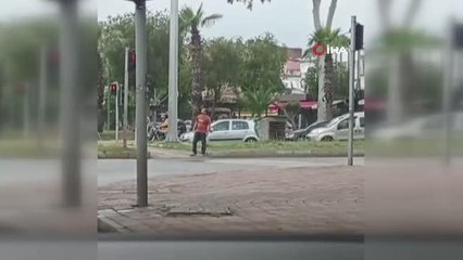 Yolun karşısına geçmek isteyenlerin karga ile imtihanı kamerada