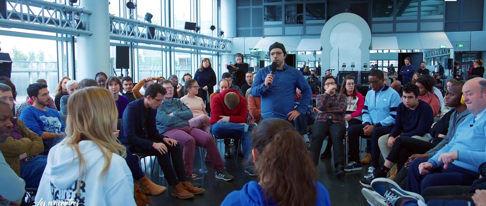 Exclu. "J'ai peur d'être ringarde" : Angèle confie ses angoisses dans Les rencontres du Papotin